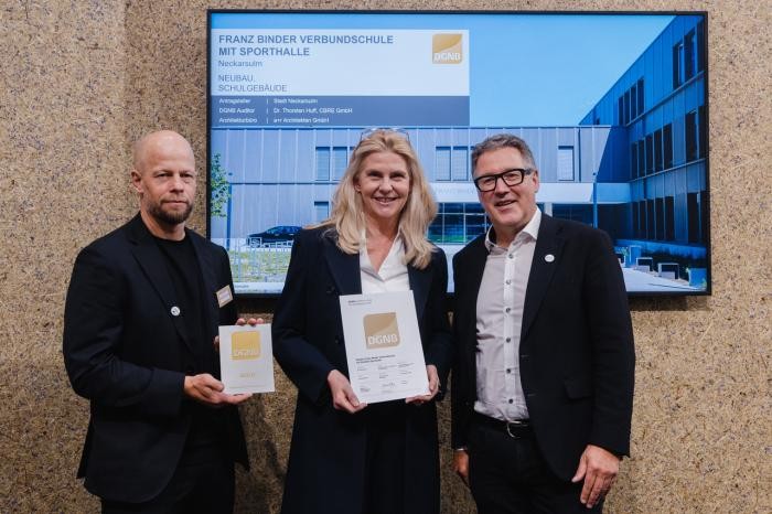 Übergabe des Zertifikats an Bürgermeisterin Dr. Suzanne Mösel Foto: DGNB