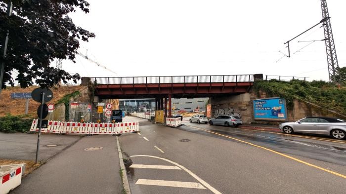 Die Eisenbahnbrücke in der Felix-Wankel-Straße aus Blickrichtung Osten Foto: Citymanagement