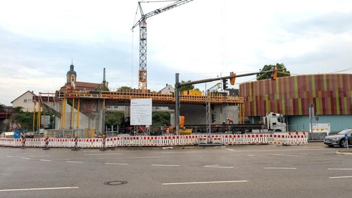 Auf dem Christian-Schmidt-Platz steht die neue Eisenbahnbrücke zum Querverschub bereit. Foto: Stadt Neckarsulm