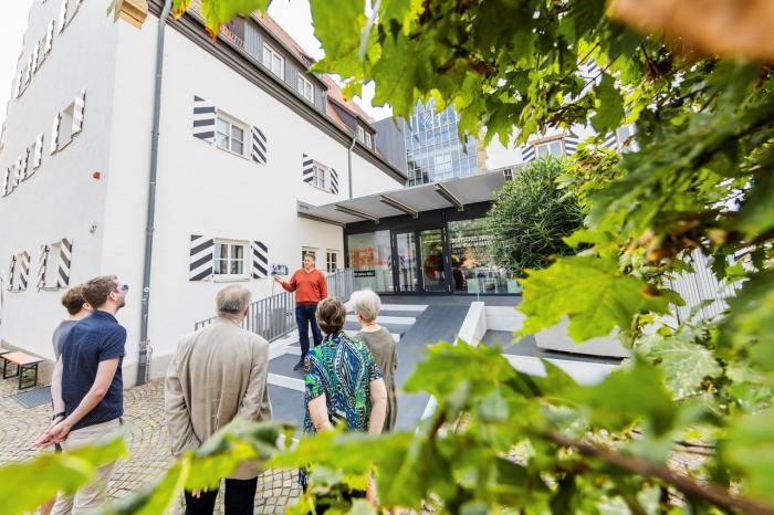 Teilnehmer der Stadtführung treffen sich vor dem Deutschen Motorradmuseum. Foto: BEfotomedia