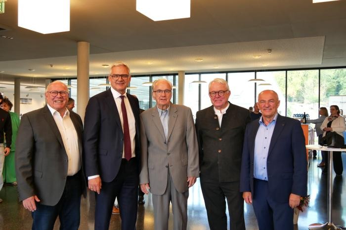 Roland Stammler mit Geburtstagsgästen in der vhs Foto: snp