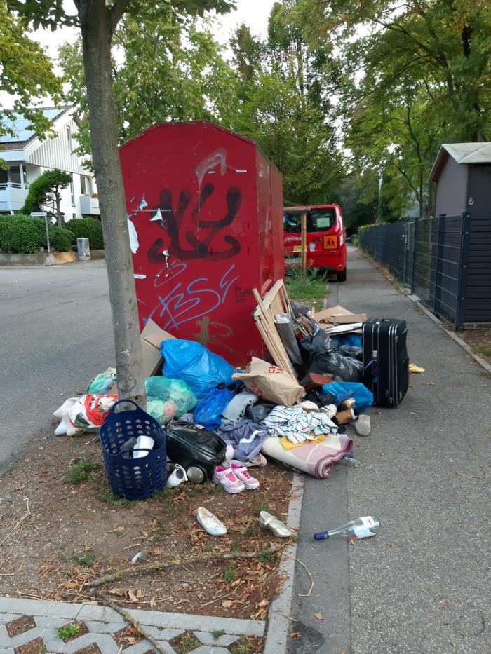 An einem Altkleidercontainer stapelt sich der Müll. Foto: privat