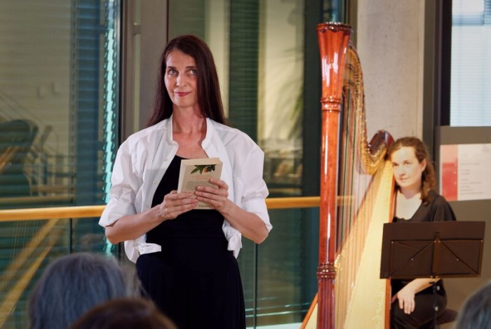 Mona und die klingenden Bücher – Harfe-Tanz-Performance Mona und die klingenden Bücher – Harfe-Tanz-Performance