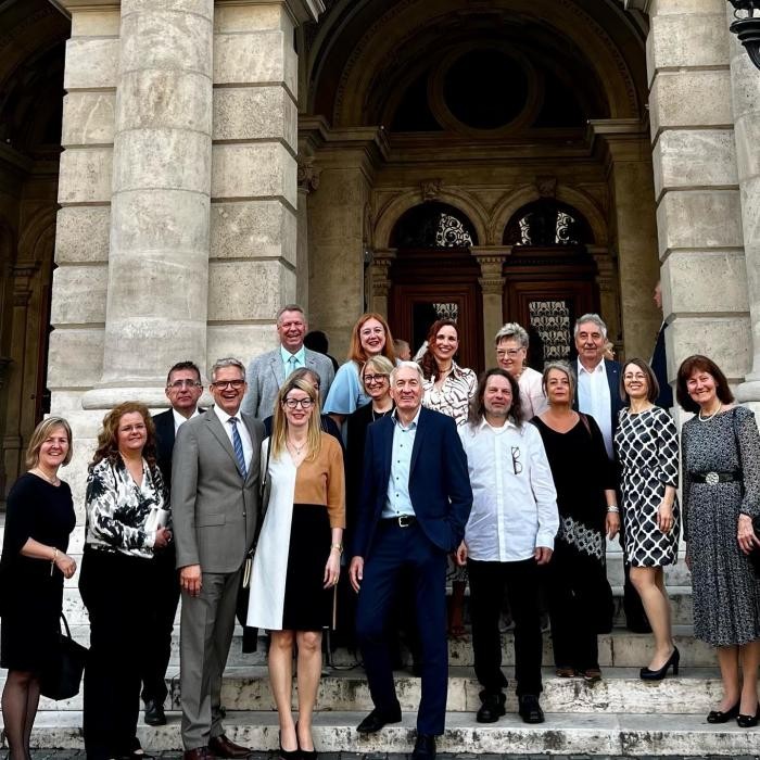 Die Delegation aus Neckarsulm und Mitglieder des Deutschen Stadtrats posieren vor der Staatsoper Budapest für ein gemeinsames Foto