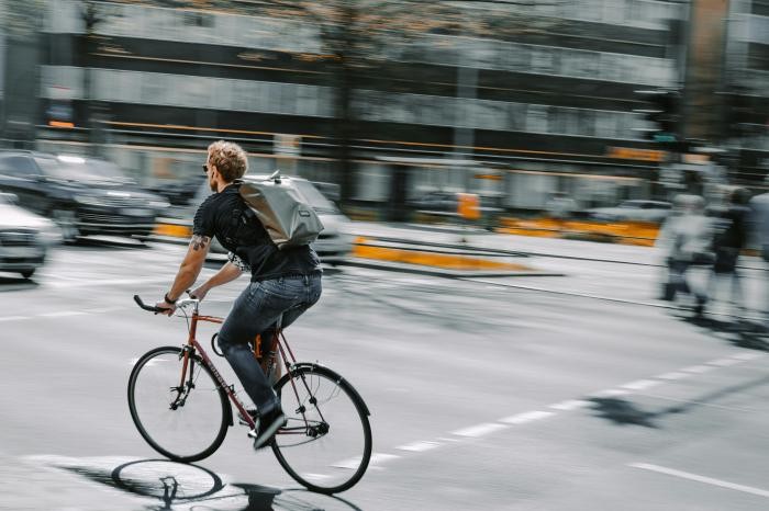 Radfahrer fährt in der Innenstadt