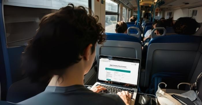 Schriftzug CO2 aus Wolken vor blauem Himmel 