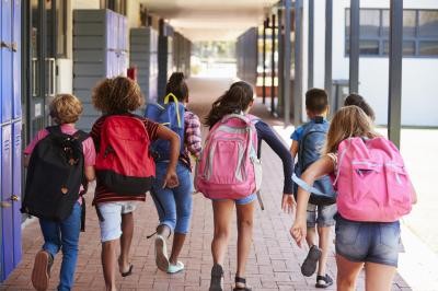 Schulkinder rennen über den Pausenhof