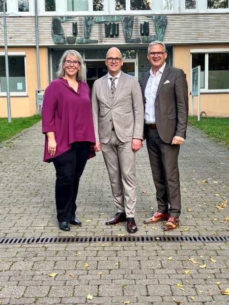 Gruppenfoto vor dem Eingang des ASG