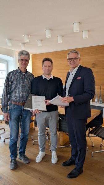 Die Vertrauenspersonen überreichen den Unterschriftenordner an OB Hertwig.
