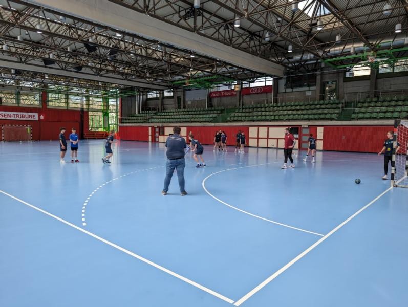Teilnehmende des SUN-Handball-Camps beim Spiel in der Ballei-Sporthalle   