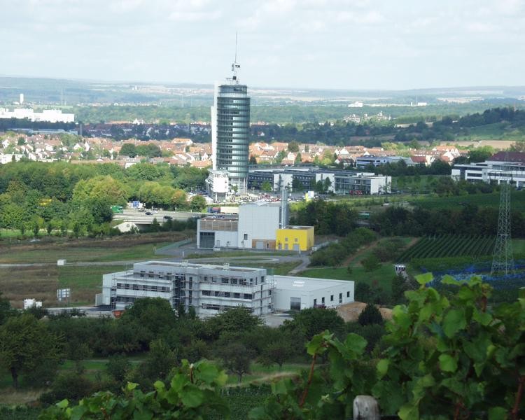 Blick auf das Biomasse-Heizkraftwerk im Gewerbegebiet Trendpark Süd mit dem TDS-Turm im Hintergrund