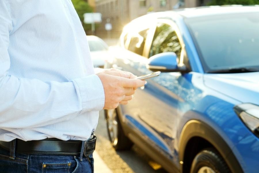 Ein Nutzer bucht ein Fahrzeug per Smartphone.