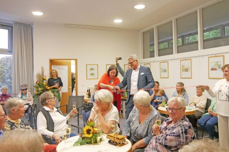 Quartiersmanagerin Andrea Förster und OB Steffen Hertwig zerschneiden das rote Band.