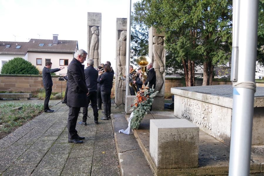 OB Steffen Hertwig steht vor dem Kranz am Ehrenmal auf dem Alten Friedhof.
