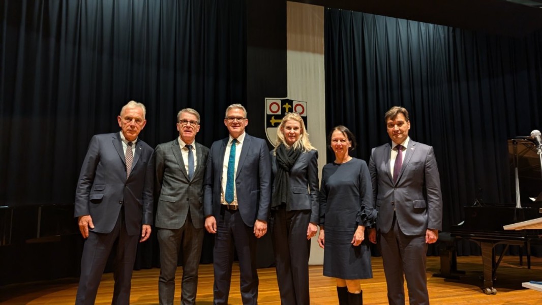 Gruppenbild mit den Ehrengästen und Rednern des Abends