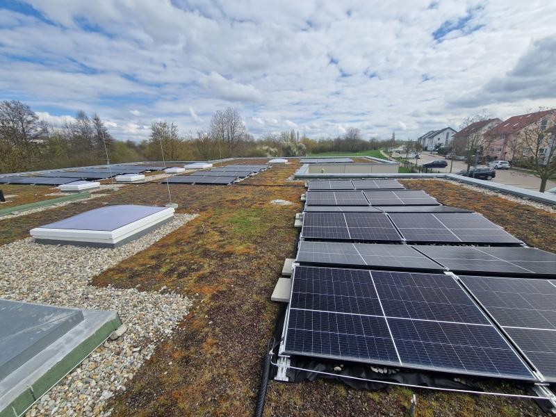Blick auf das Dach der Kita Lautenbacher Straße mit installierten Solarmodulen. 