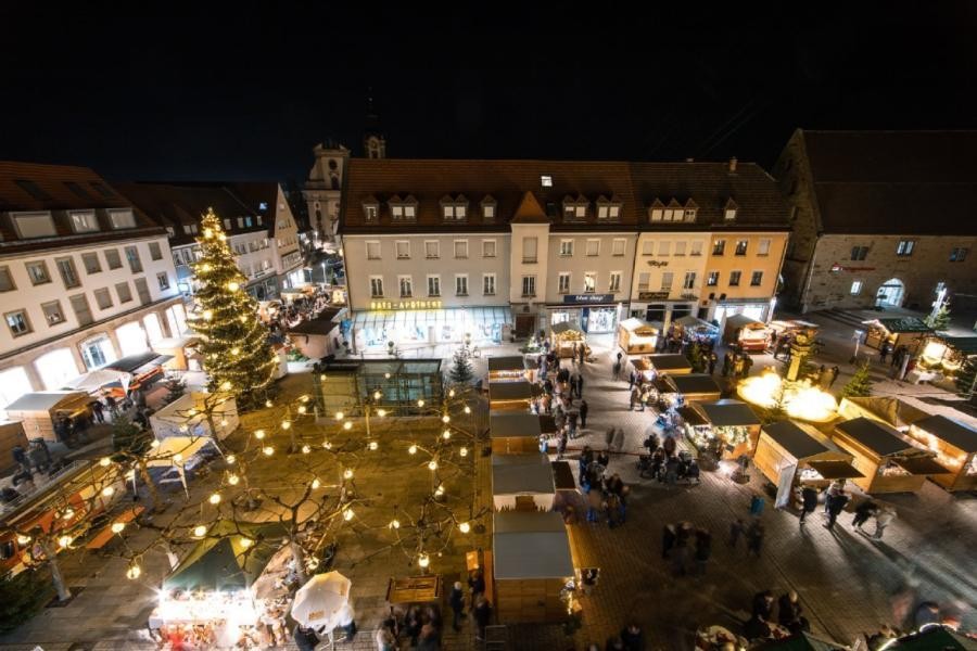 Blick auf das abendlich beleuchtete Weihnachtsdorf auf dem Marktplatz.