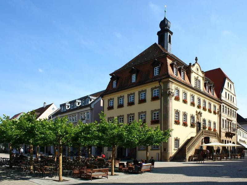 Blick auf das historische Rathaus mit Planatenplatz im Vordergrund