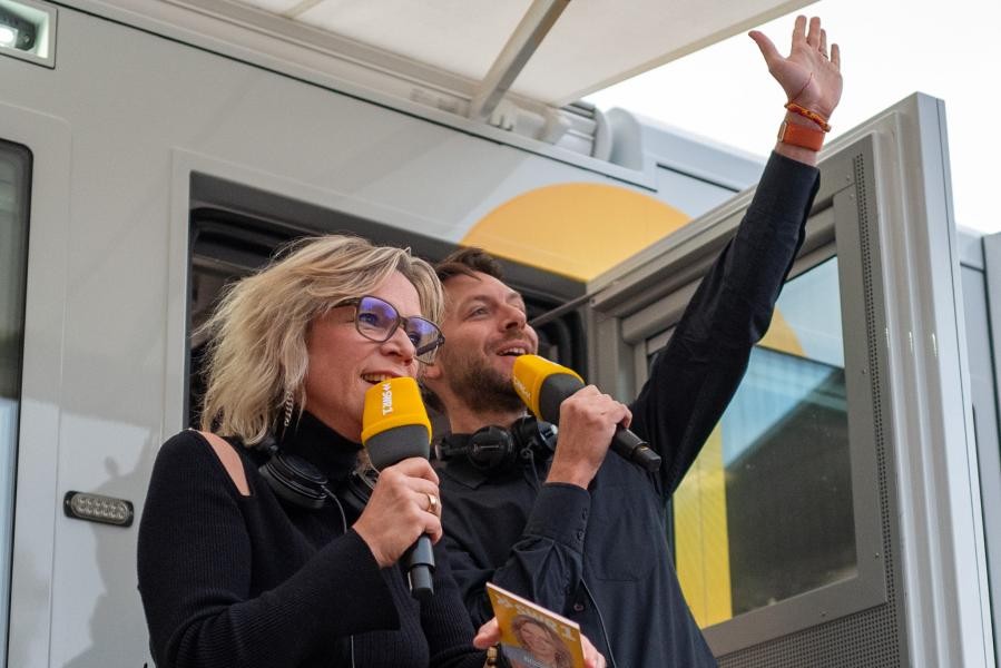 Das Duo Stefanie Anhalt und Corvin Tondera-Klein stehen vor einem Übertragungswagen.