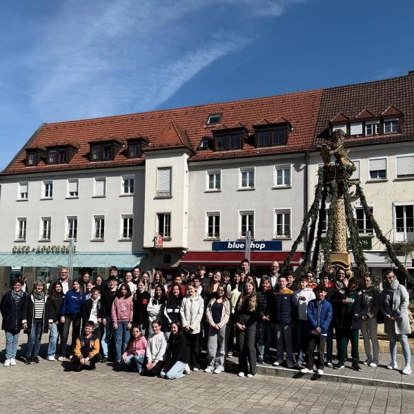 Gruppenbild der Austauschschüler aus Frankreich auf dem Marktplatz