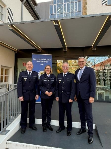 Gruppenfoto vor dem Eingang des Deutschen Zweirad- und NSU-Museums