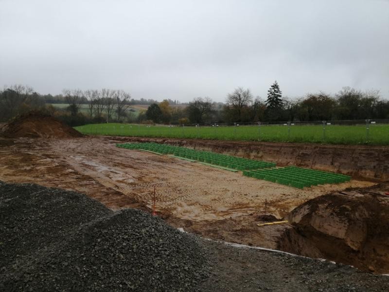 Auf der Baustelle des neuen Bolzplatzes ragen die Module des Erdwärmetauschers aus dem Boden.