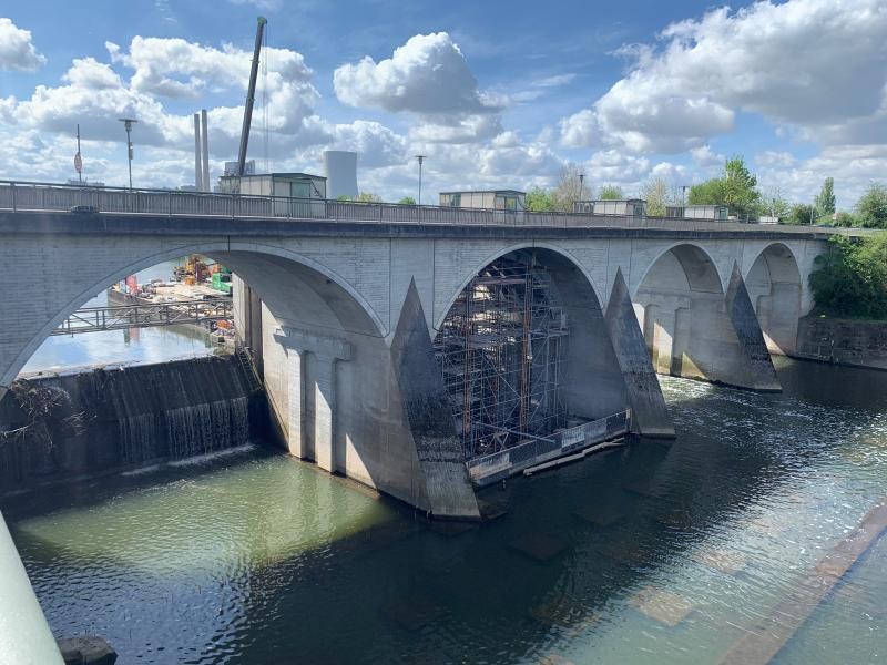 Ein Baugerüst steht in einem Bogen der Wehrbrücke.
