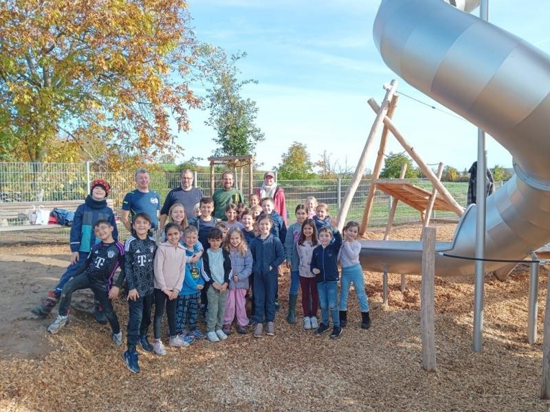 Kinder der Kernzeitenbetreuung auf dem neuen Spielplatz Obereisesheim