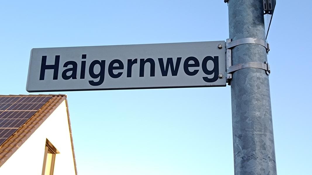 Das Bild zeigt das Straßenschild "Haigernweg"