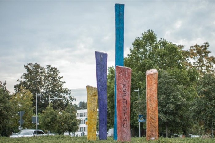 Kreisverkehr Neuenstädter Straße / Spitalstraße mit bunten Holzstelen, die die Neckarsulmer ParPartnerstädte symbolisieren.