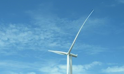 Windenergieanlage vor blauem Himmel