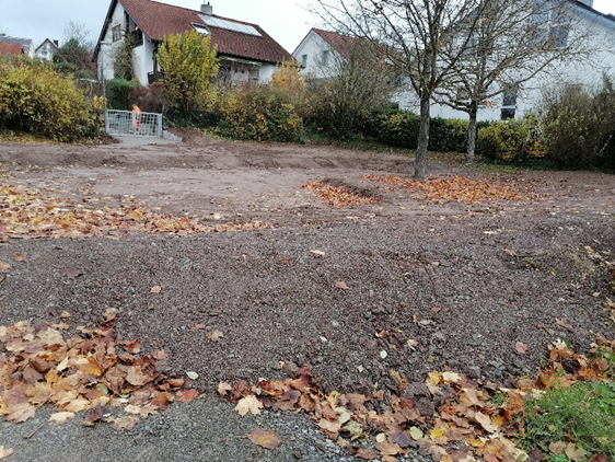 Schotter und ein kleiner Damm halten Wasser am Spielplatz Schönbuchstraße zurück