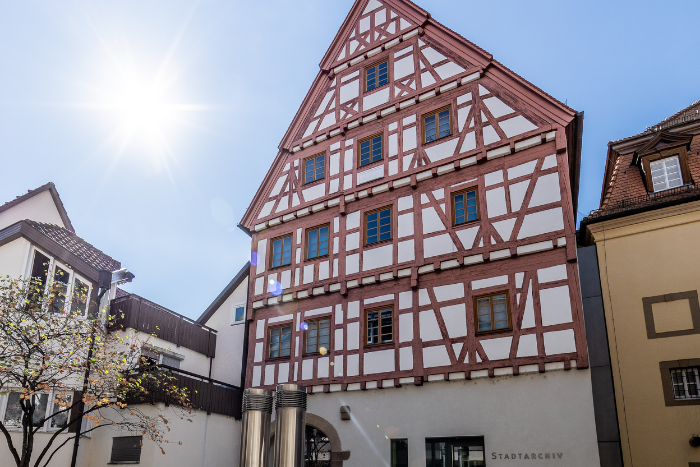 Neckarsulmer Stadtarchiv. Fachwerkgebäude mit rotem Fachwerk in der Neckarsulmer Innenstadt.
