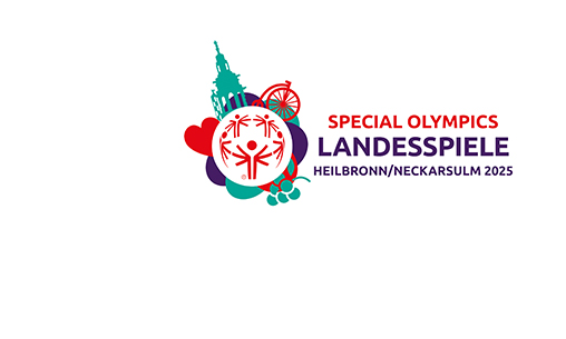 Weißer Umschlag wird in Wahlurne geworfen