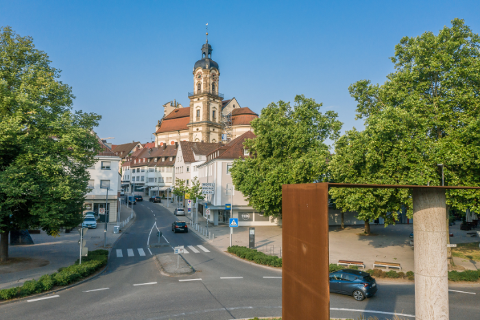 Blick vom Kreisverkehr Deutschordensplatz auf die Kirche St. Dionysius.