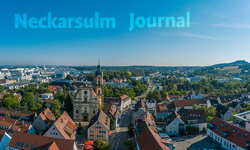 Blauer Musterwahlbrief, der in eine Wahlurne geworfen wird. 
