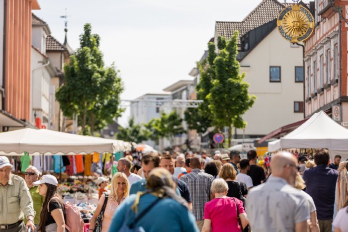 Menschen besuchen ein Fest auf der Neckarsulmer Marktstraße.