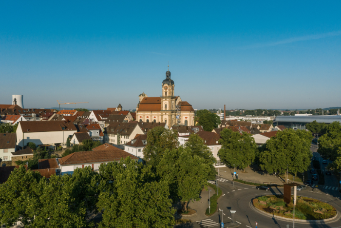 Drohnenaufnahme von Neckarsulm mit Blick auf die Kirche St. Dionysius.