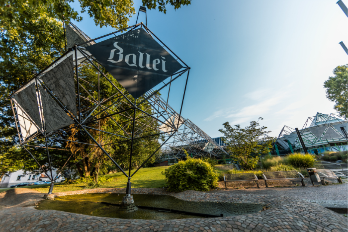 Außenansicht der Ballei Neckarsulm mit Schild "Ballei".