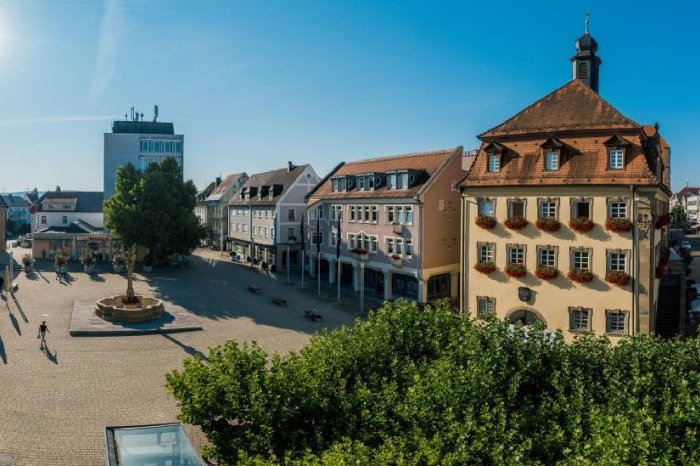 Der Neckarsulmer Marktplatz und das Rathaus in Panoramaansicht.