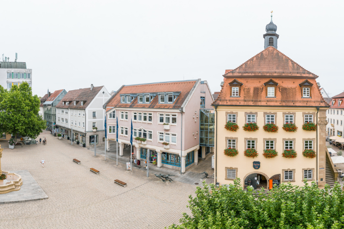 Außenaufnahme des Neckarsulmer Rathaus, im Vordergrund der Neckarsulmer Marktplatz.
